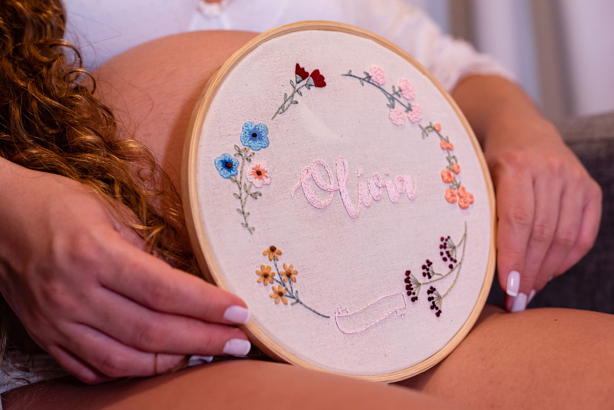 Bastidor Olivia fotografado durante o ensaio gestante do casal Mirella e Eliezer. Imagens da fotógrafa de família e gestantes Jaque Salles Fotografia