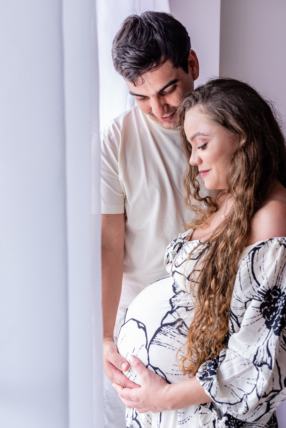 Ensaio fotográfico gestante em casa. Ensaio Gestante Mirella e Eliezer feito na residência do casal. Fotografia de Jaque Salles