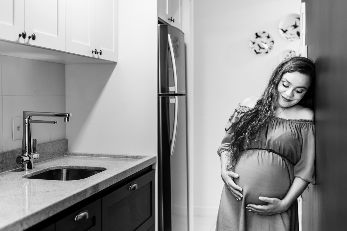Ensaio Gestante Mirella e Eliezer feito na residência do casal. Fotografia de Jaque Salles