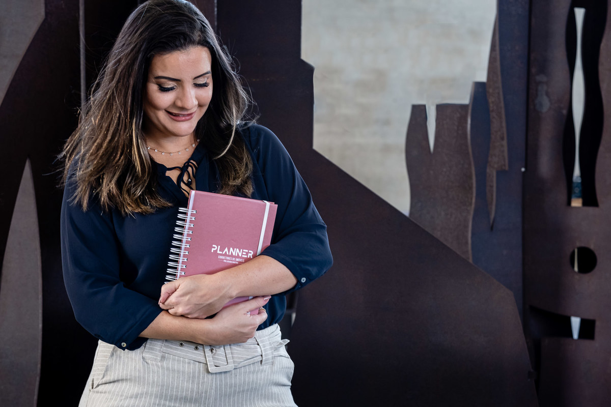 Luciana Martins em sua sessão fotográfica externa de retratos corporativos apresenta o seu novo Planner para corretores de imóveis. Imagens fa fotógrafa Jaque Salles