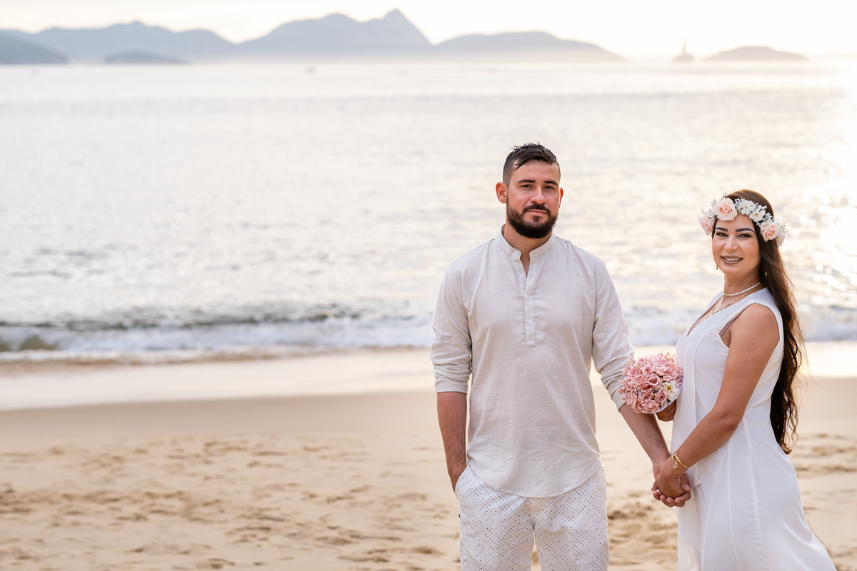 Ensaio fotográfico pré wedding Natielly e Romário na praia da Urca, Pão de Açucar - RJ. Imagens da fotógrafa de casamento e famílias Jaque Salles