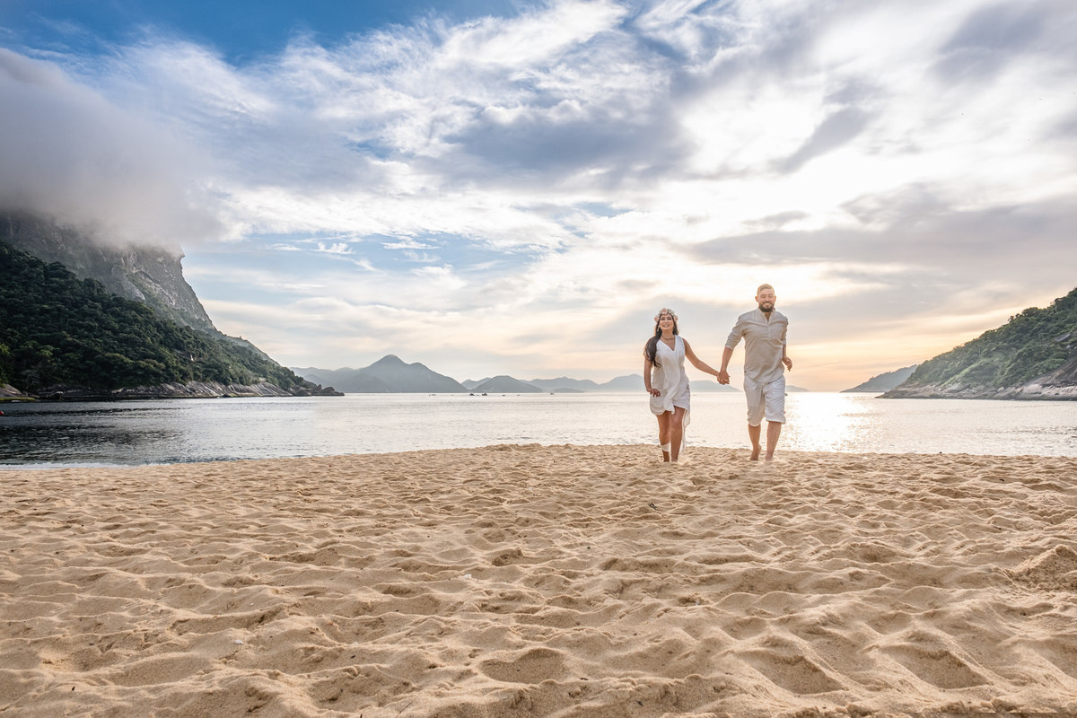 Ensaio fotográfico pré wedding Natielly e Romário na praia vermelha, urca - RJ. Imagens da fotógrafa de casamento e famílias Jaque Salles
