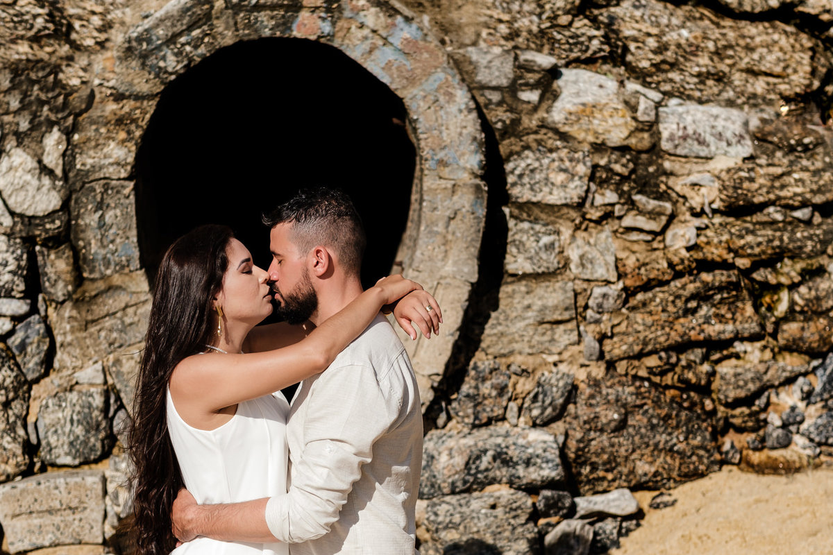 Ensaio fotográfico pré wedding Natielly e Romário na praia da Urca, Pão de Açucar - RJ. Imagens da fotógrafa de casamento e famílias Jaque Salles