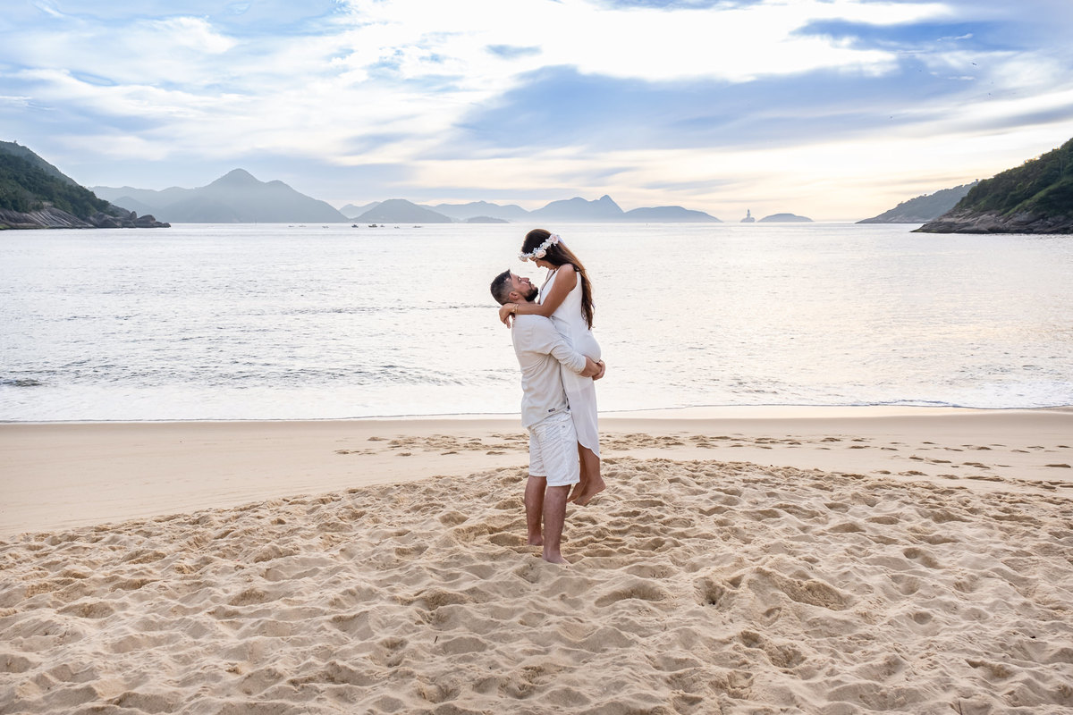 Ensaio fotográfico pré wedding Natielly e Romário na praia da Urca, Pão de Açucar - RJ. Imagens da fotógrafa de casamento e famílias Jaque Salles