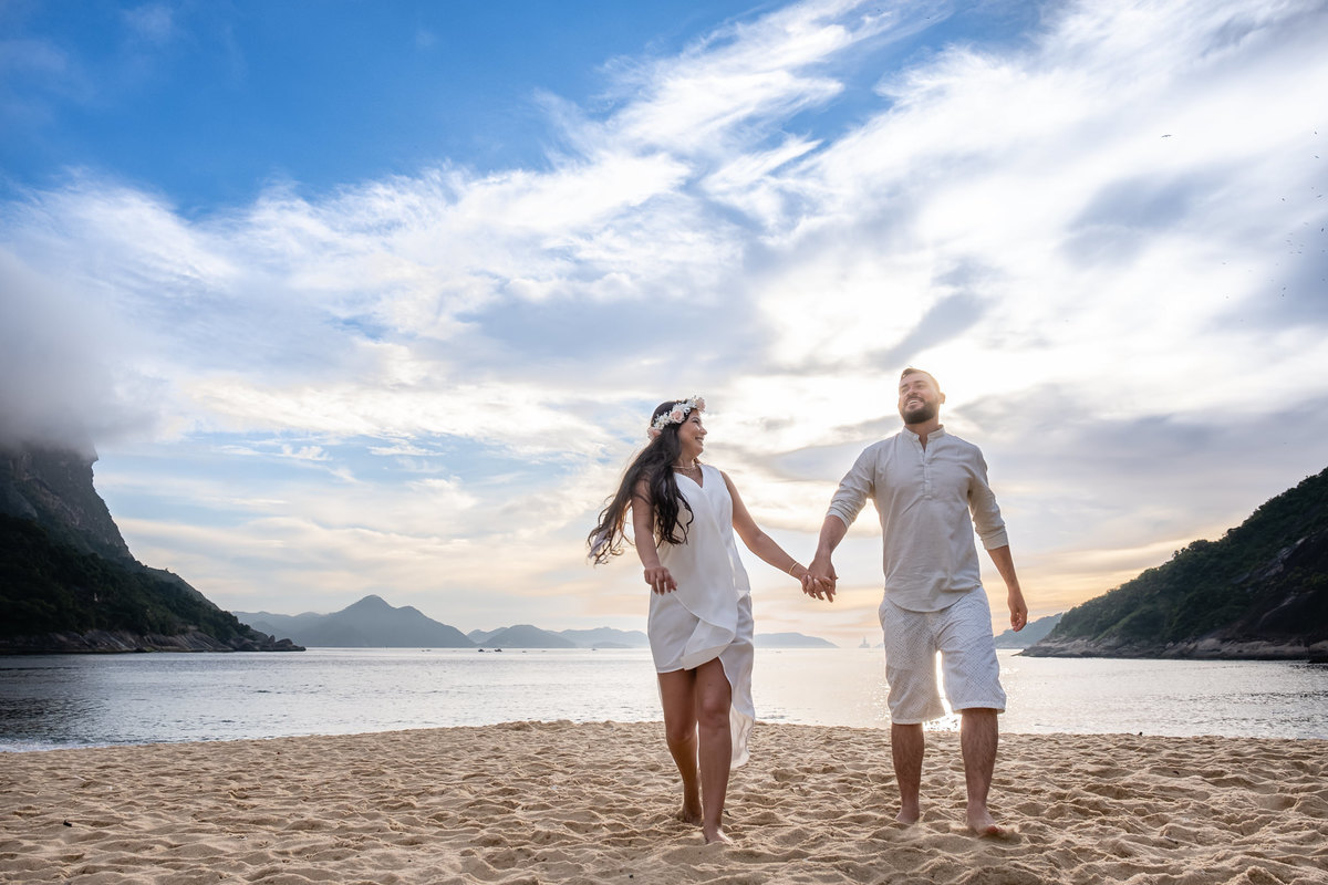 Ensaio fotográfico pré wedding Natielly e Romário na praia da Urca, Pão de Açucar - RJ. Imagens da fotógrafa de casamento e famílias Jaque Salles