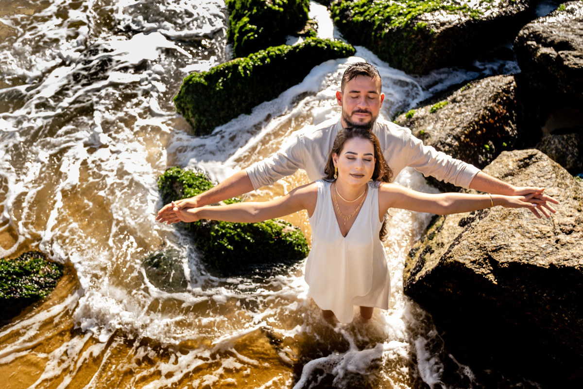 Ensaio fotográfico pré wedding Natielly e Romário na praia vermelha, urca - RJ. Imagens da fotógrafa de casamento e famílias Jaque Salles