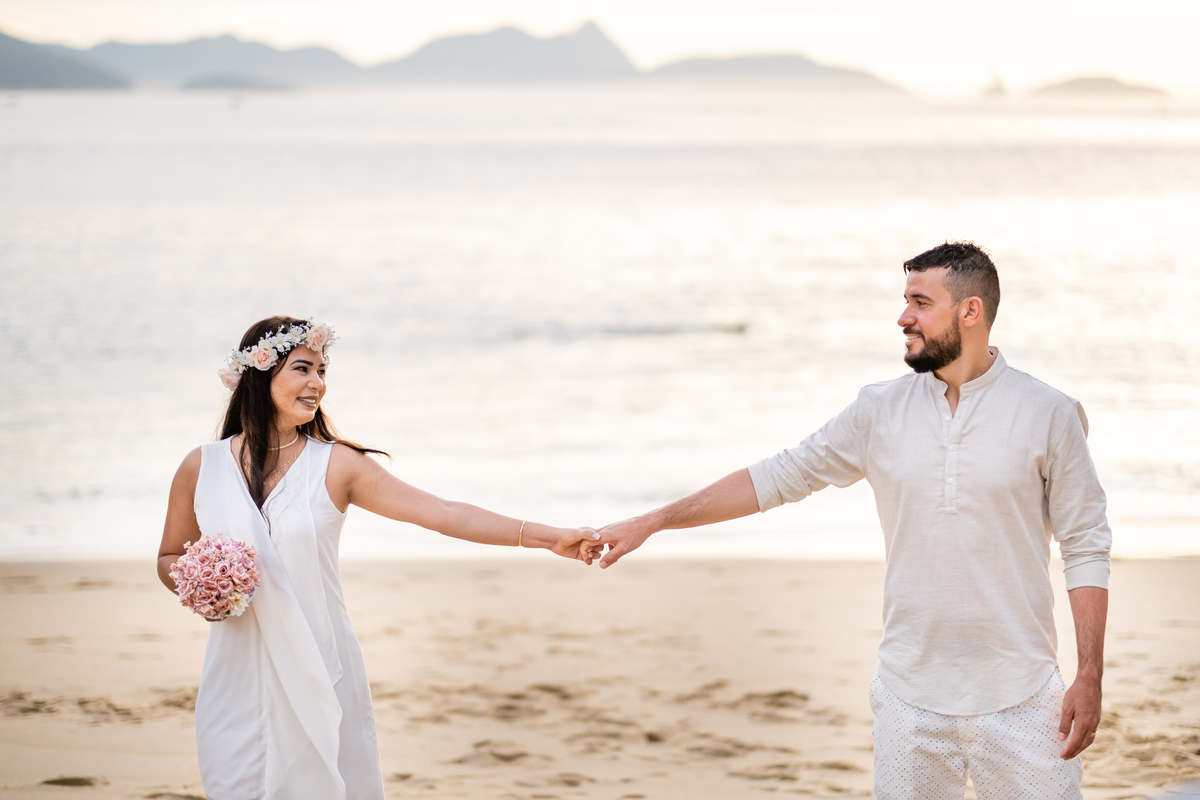 Ensaio fotográfico pré casamento Natielly e Romário na praia da Urca, Pão de Açucar - RJ. Imagens da fotógrafa de casamento e famílias Jaque Salles