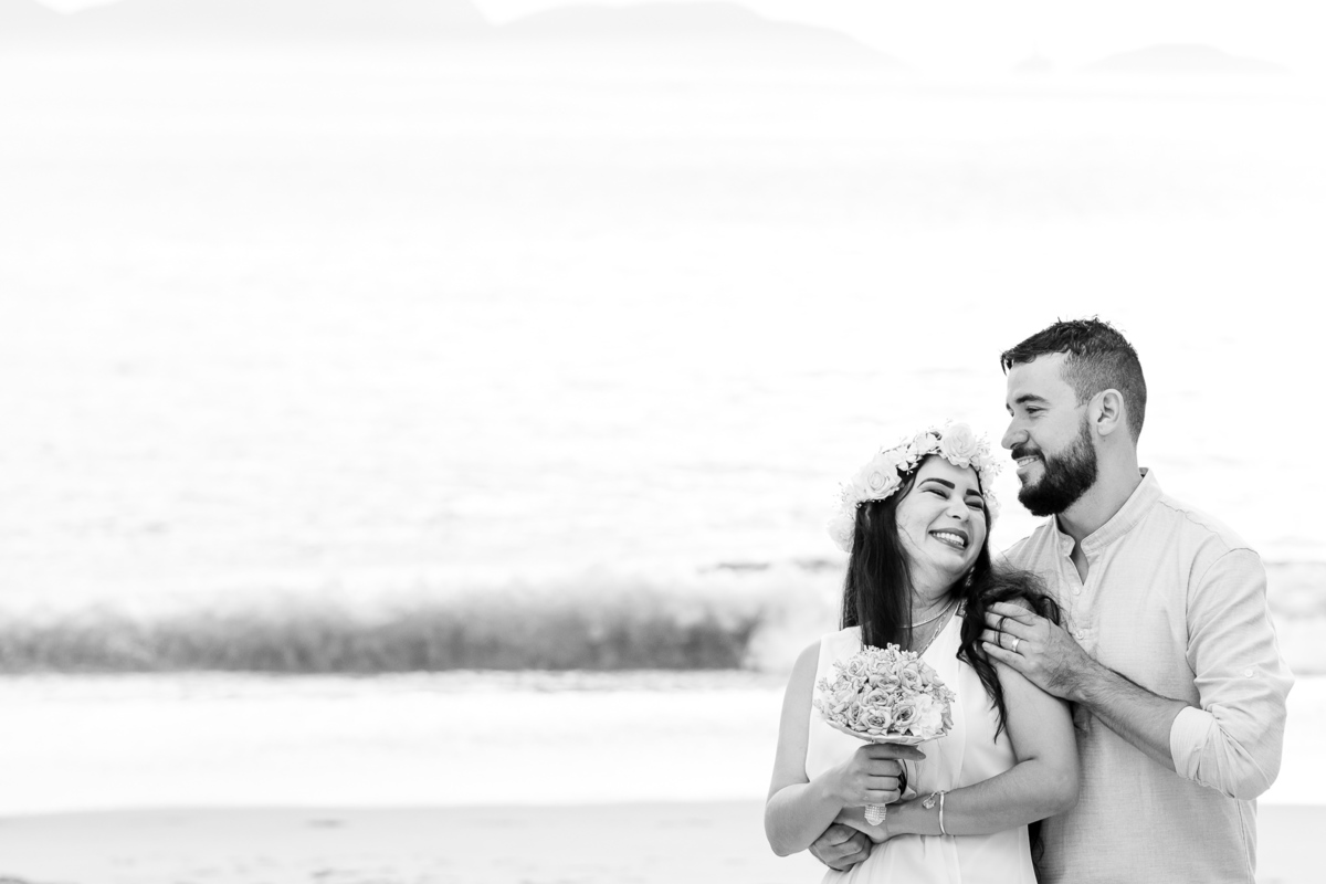 Ensaio fotográfico pré wedding Natielly e Romário na praia da Urca, Pão de Açucar - RJ. Imagens da fotógrafa de casamento e famílias Jaque Salles