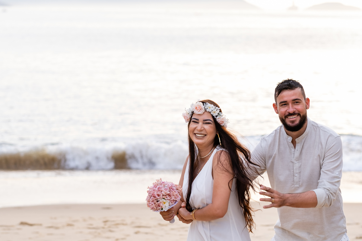 Ensaio fotográfico pré wedding Natielly e Romário na praia da Urca, Pão de Açucar - RJ. Imagens da fotógrafa de casamento e famílias Jaque Salles