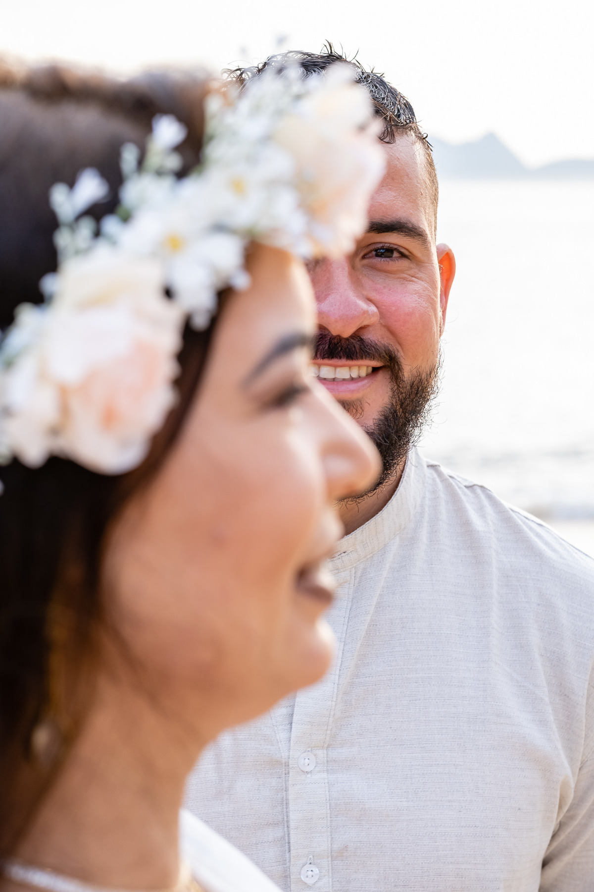 Ensaio fotográfico pré wedding Natielly e Romário na praia vermelha, urca - RJ. Imagens da fotógrafa de casamento e famílias Jaque Salles