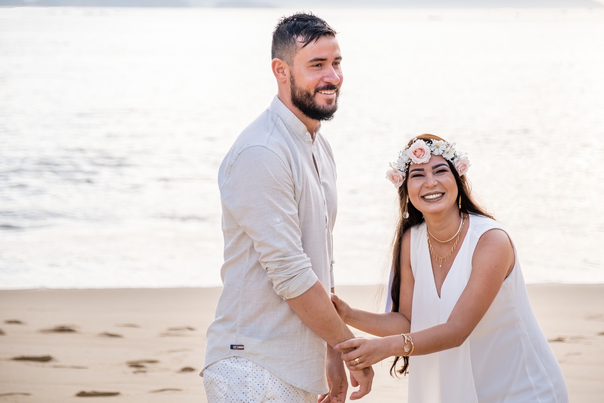 Ensaio fotográfico pré wedding Natielly e Romário na praia da Urca, Pão de Açucar - RJ. Imagens da fotógrafa de casamento e famílias Jaque Salles