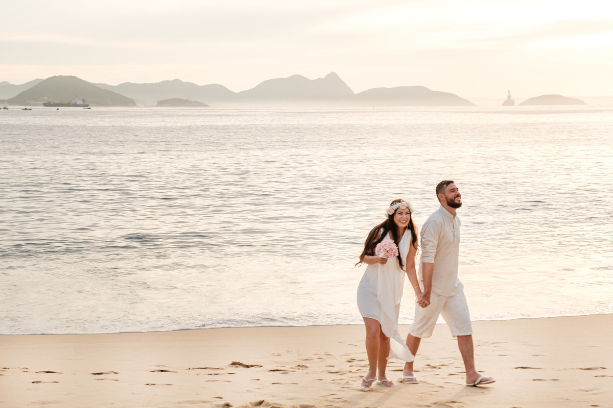 Ensaio fotográfico pré wedding Natielly e Romário na praia da Urca, Pão de Açucar - RJ. Imagens da fotógrafa de casamento e famílias Jaque Salles