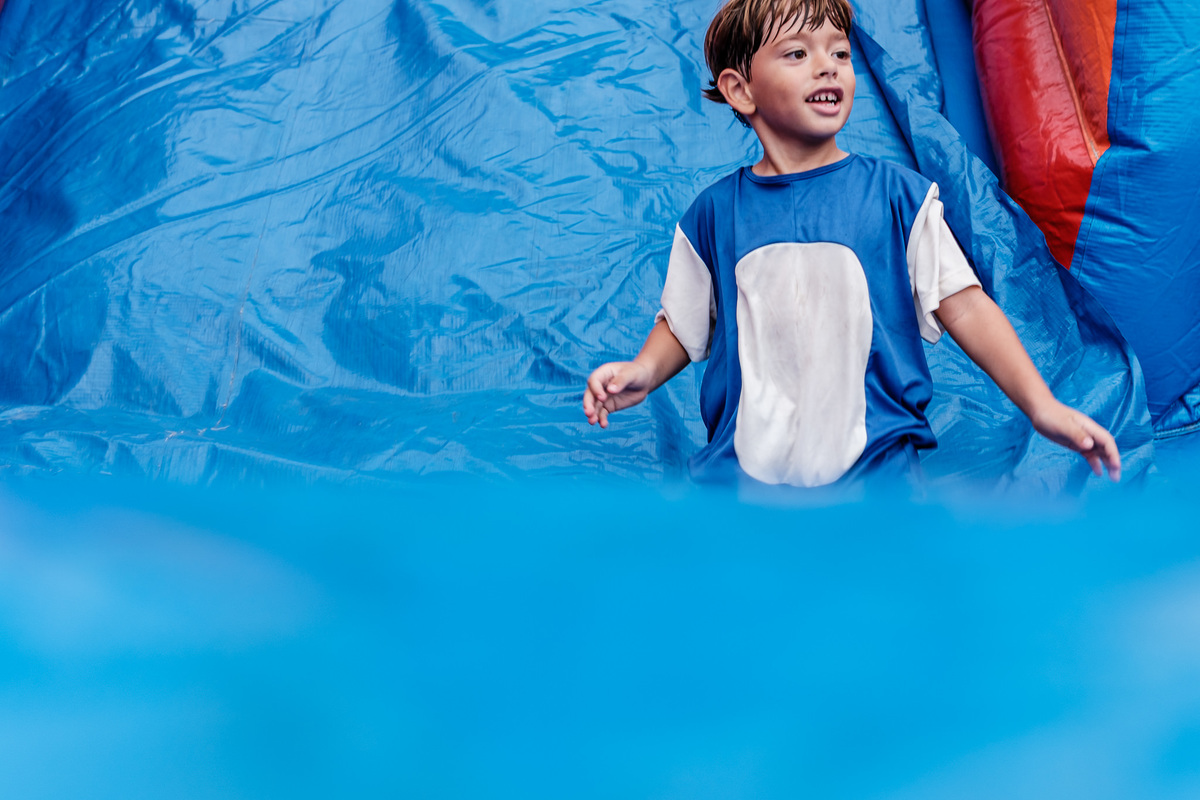 Grande escorrega inflável da Festa de Aniversário Sonic do Joaquim. Fotografia de Jaque Salles