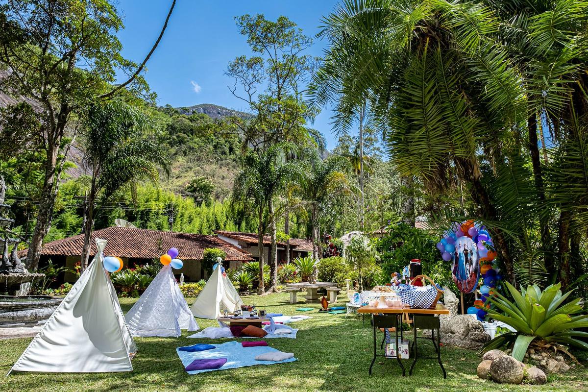 Ideias de decoração infantil para festa picnic no tema Frozen 2. A festa aconteceu Hotel Kastel Pedra Bonita em Itaipava, Petrópolis. Imagens da fotógrafa de casamento e famílias Jaque Salles