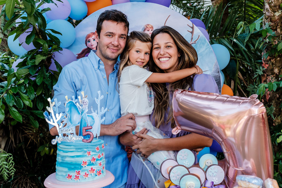 Festa de aniversário de 5 anos da Maria Luiza no Hotel Kastel Pedra Bonita em Itaipava, Petrópolis. Imagens da fotógrafa de casamento e famílias Jaque Salles. A festa teve como tema Frozen 2 e um lindo picnic recebeu os convidados da Maria Luiza.