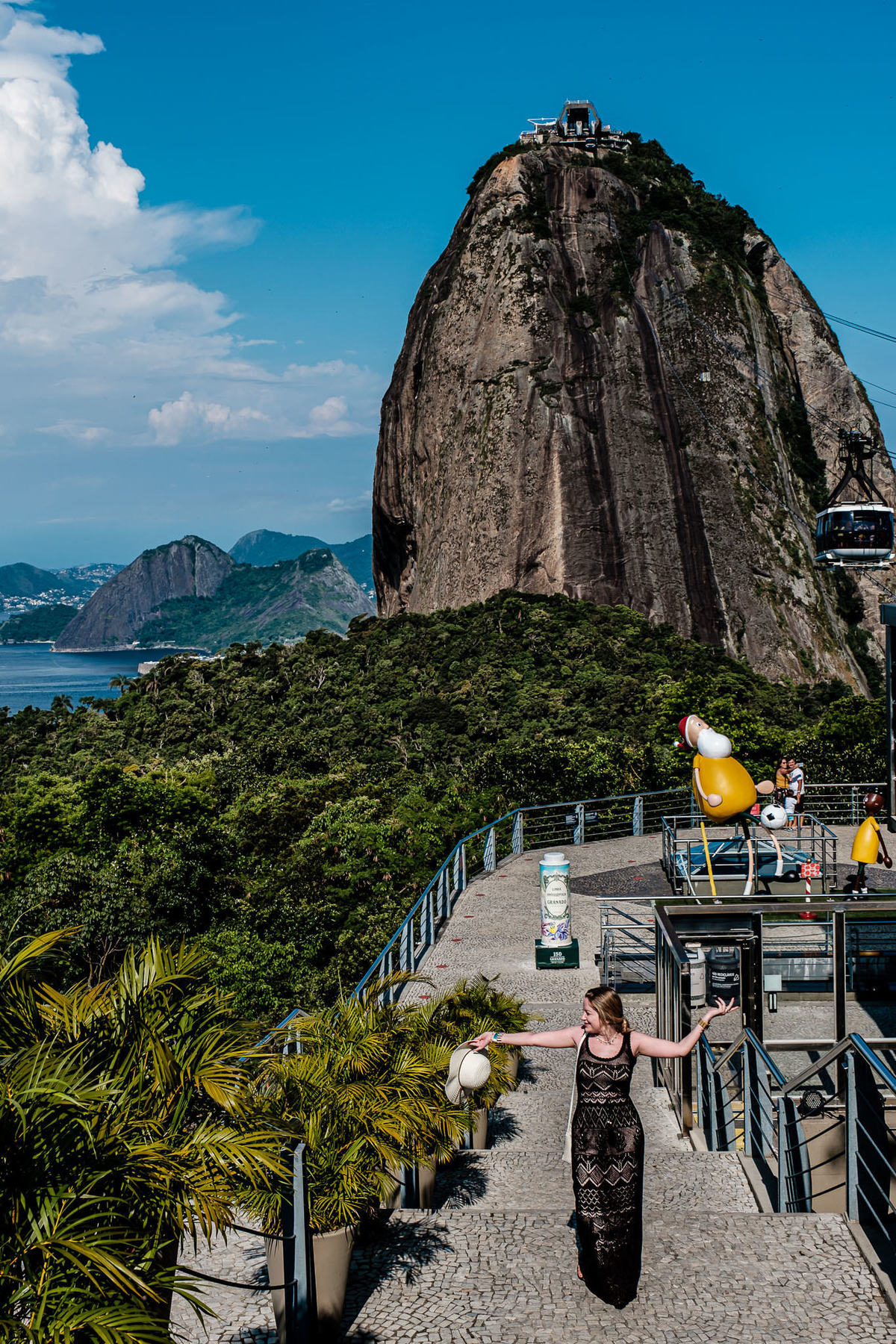 Heloíne visita o Pão de Açúcar, um dos pontos turísticos mais famosos da cidade do Rio de Janeiro. Imagens da fotógrafa carioca Jaque Salles