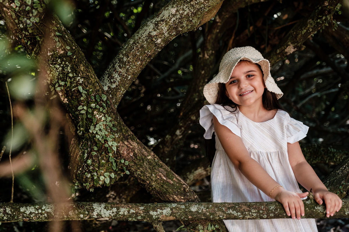 Ensaio fotográfico da Isabella realizado no Bosque da Barra, Barra da Tijuca, RJ. Imagens da fotógrafa de casamento e famílias Jaque Salles