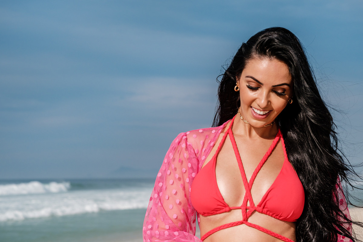 Ensaio Fotográfico feminino realizado na praia da Barra da Tijuca, zona oeste do Rio de Janeiro. Imagens da fotógrafa carioca especialista em ensaios fotográficos na praia  e ensaios pré casamento Jaque Salles