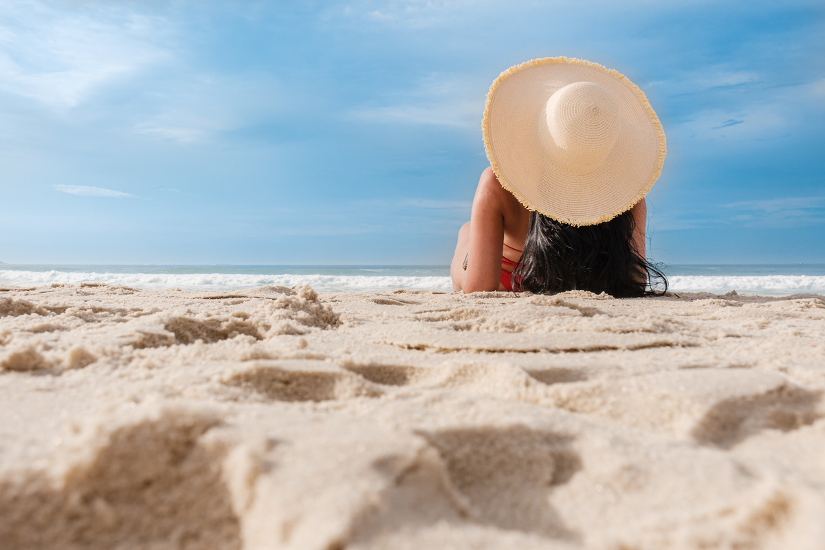 Ensaio Fotográfico feminino realizado na praia da Barra da Tijuca, zona oeste do Rio de Janeiro. Imagens da fotógrafa carioca especialista em ensaios fotográficos na praia  e ensaios pré casamento Jaque Salles