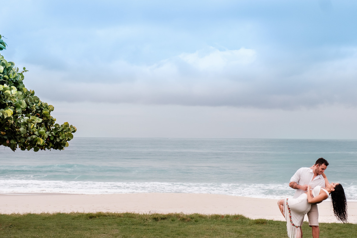 Fotografia minimalista dos noivos Mari e Mar. O ensaio fotográfico Pré wedding aconteceu nas areias da praia da Barra da Tijuca, Rio de Janeiro, RJ. Imagens da Fotógrafa de Casamento e de famílias Jaque Salles.
