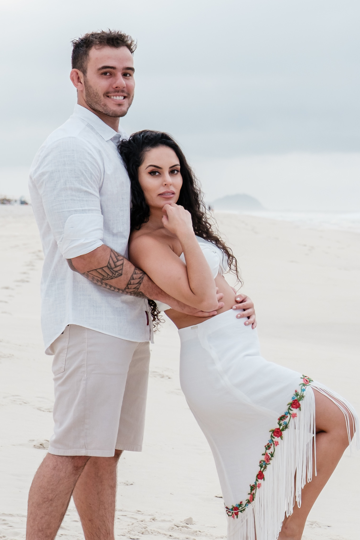 Ensaio Fotográfico pré wedding realizado na praia da Barra da Tijuca localizada na zona oeste do Rio de Janeiro. Imagens da Fotógrafa de Casamento e de famílias Jaque Salles.