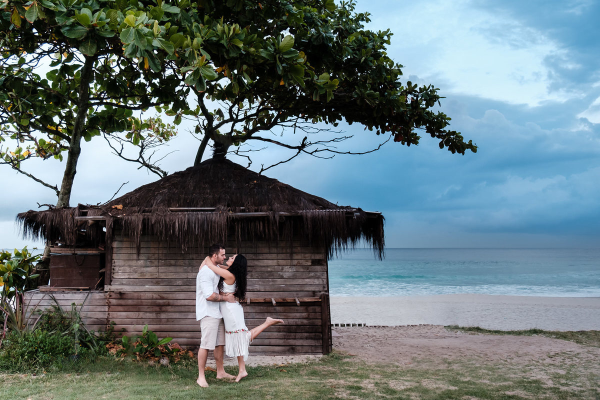 Os noivos Mari e Mar tiveram uma casinha a beira mar como tema do ensaio fotográfico pré casamento realizado nas areias da praia da Barra da Tijuca, Rio de Janeiro. Imagens da Fotógrafa de Casamento e de famílias Jaque Salles.