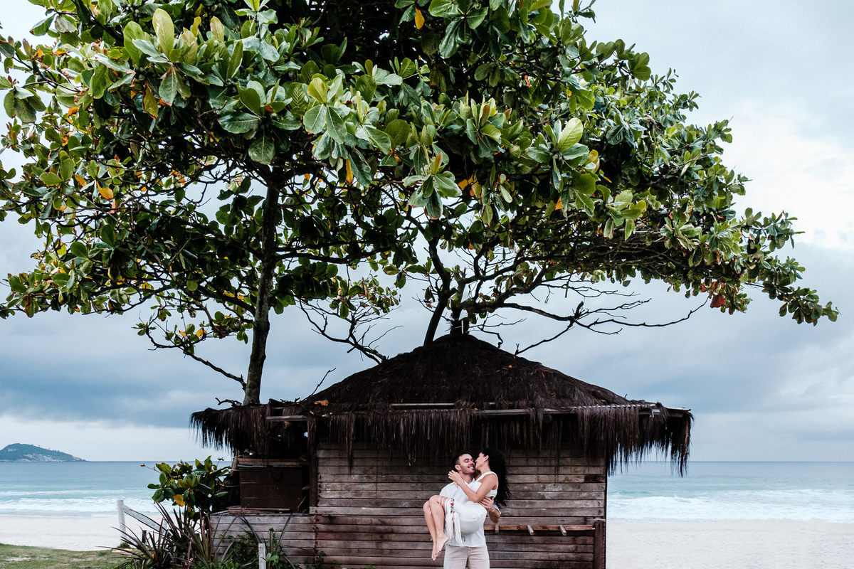 Os noivos Mari e Mar tiveram uma casinha a beira mar como tema do ensaio fotográfico pré casamento realizado nas areias da praia da Barra da Tijuca, Rio de Janeiro. Imagens da Fotógrafa de Casamento e de famílias Jaque Salles.