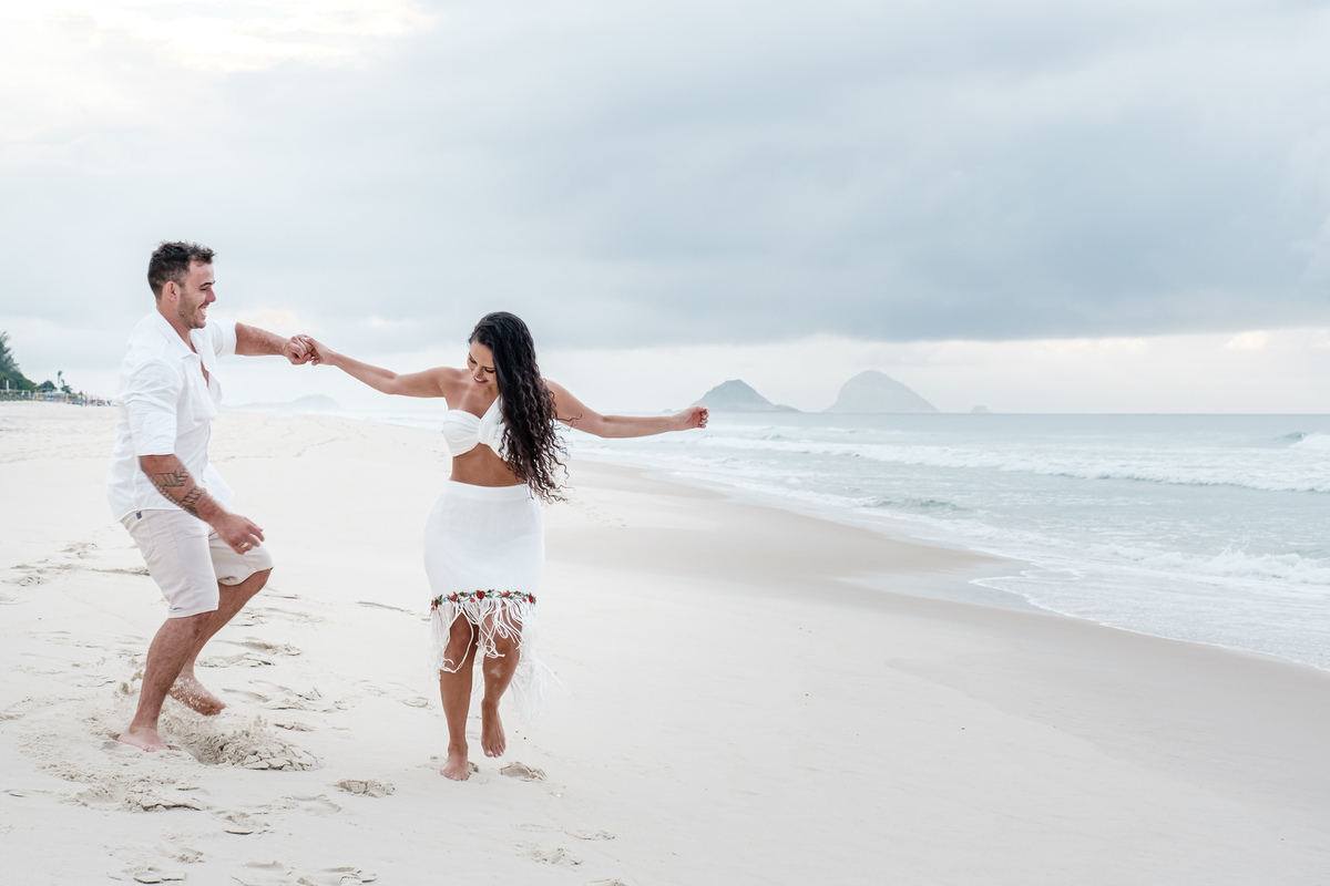 Ensaio Fotográfico pré wedding realizado na praia da Barra da Tijuca, RJ. Fotografia de Jaque Salles