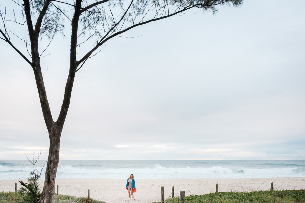 Ensaio fotográfico feminino na praia do Recreio dos Bandeirantes, RJ. Cris mostra sua beleza para a fotógrafa de casamento e famílias Jaque Salles.