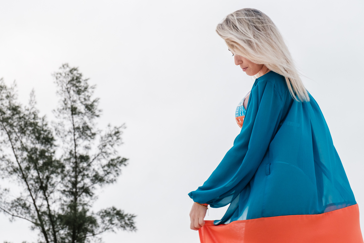 Ensaio fotográfico feminino na praia do Recreio dos Bandeirantes, RJ. Cris mostra sua beleza para a fotógrafa de casamento e famílias Jaque Salles.