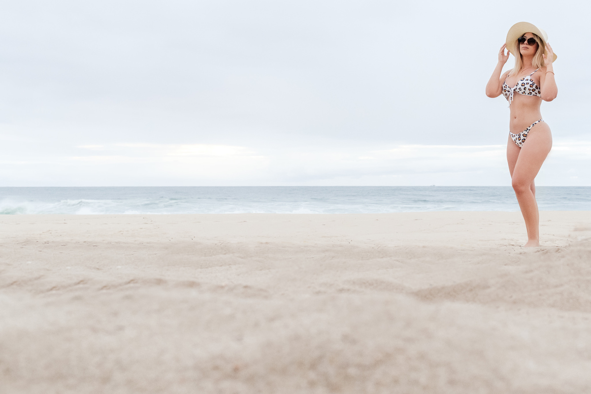 Ensaio fotográfico feminino na praia do Recreio dos Bandeirantes, RJ. Cris mostra sua beleza para a fotógrafa de casamento e famílias Jaque Salles.