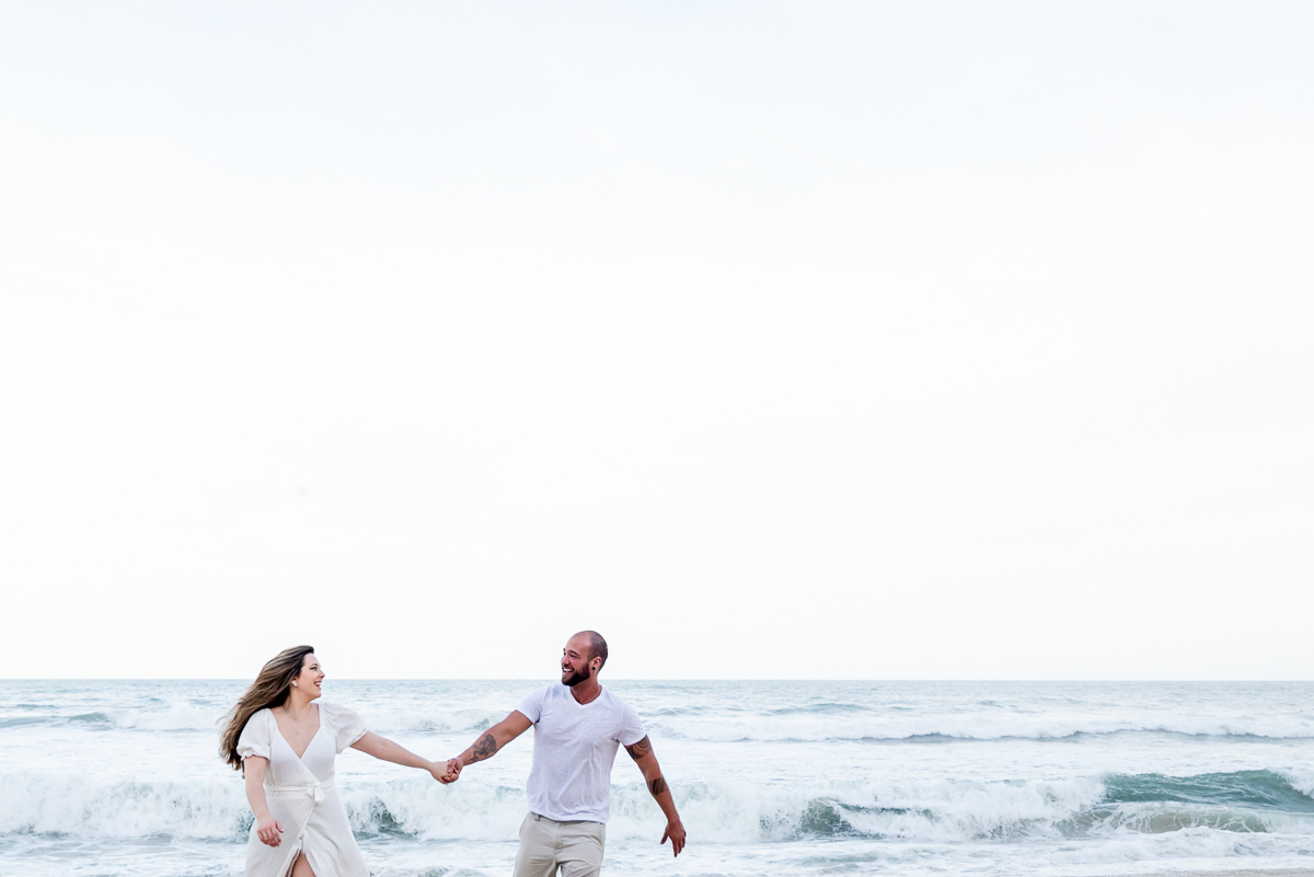 Fotografia RJ, ensaio fotográfico pré wedding na prainha com os noivos Felipe e Nathália. Fotos da fotógrafa de casamento e de famílias Jaque Salles