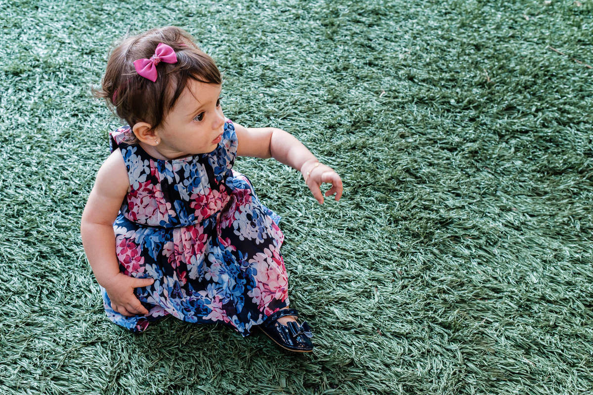 Festa infantil lúdica de 1 ano no Rio de Janeiro com o tema Jardim das Fadas. O aniversário aconteceu no espaço O quintal no Recreio dos Bandeirantes e a Fotógrafa infantil Jaque Salles foi a responsável pelas belas imagens.