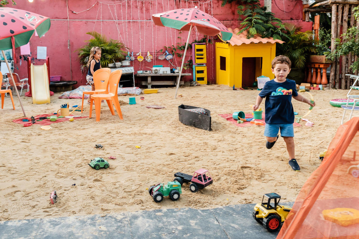 Festa infantil lúdica de 1 ano no Rio de Janeiro com o tema Jardim das Fadas. O aniversário aconteceu no espaço O quintal no Recreio dos Bandeirantes e a Fotógrafa infantil Jaque Salles foi a responsável pelas belas imagens.