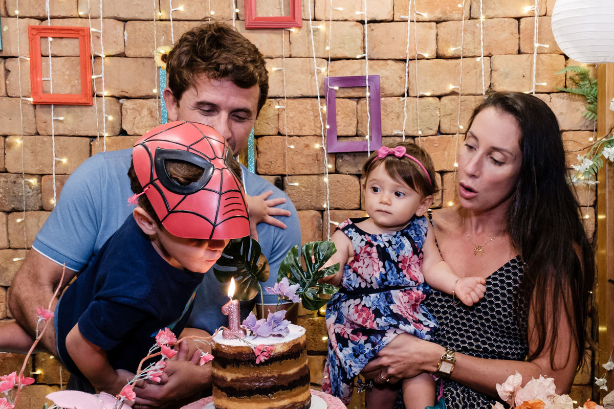 Festa infantil lúdica de 1 ano no Rio de Janeiro com o tema Jardim das Fadas. O aniversário aconteceu no espaço O quintal no Recreio dos Bandeirantes e a Fotógrafa infantil Jaque Salles foi a responsável pelas belas imagens.