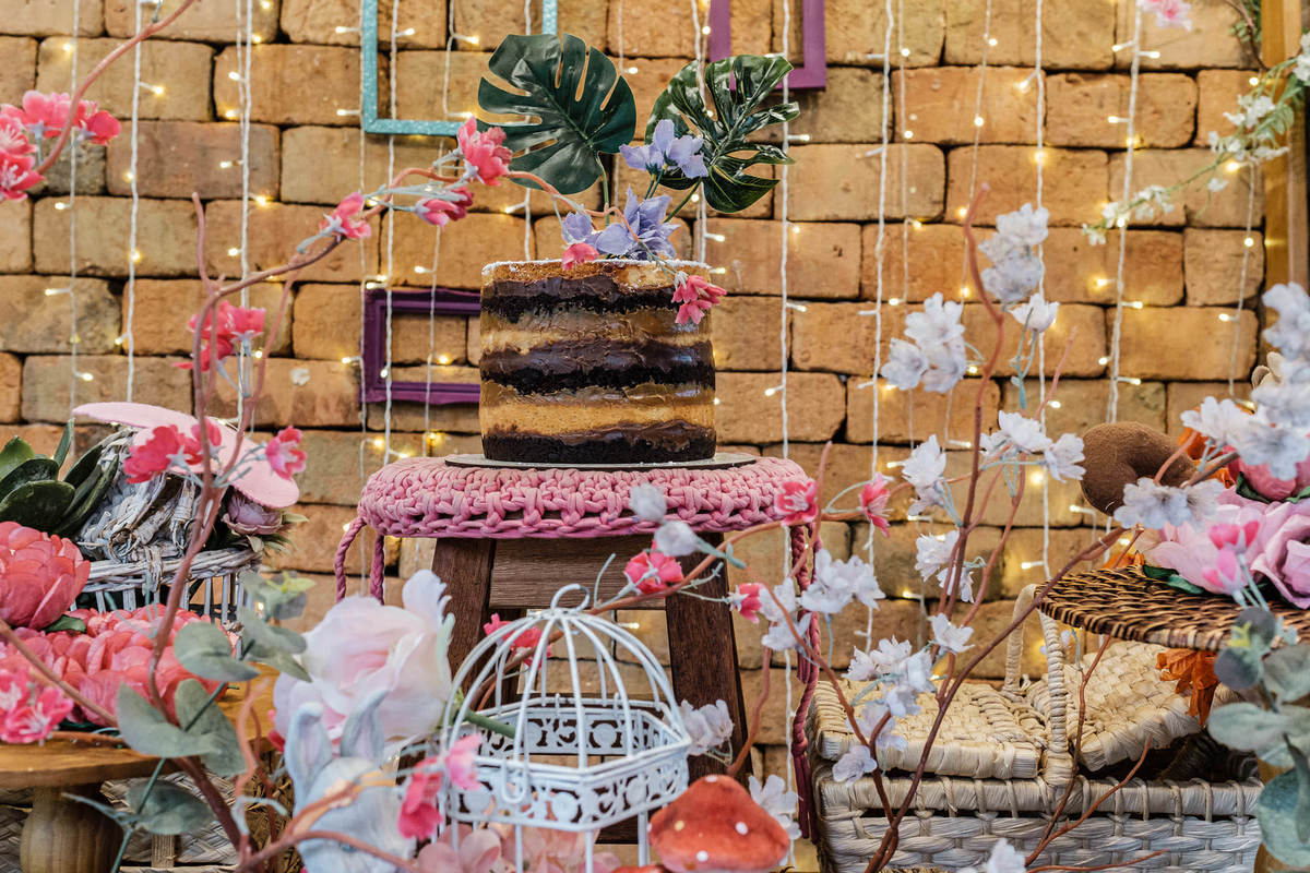 Inspiração para festa infantil lúdica de 1 ano no Rio de Janeiro com o tema Jardim das Fadas. O aniversário aconteceu no espaço O quintal no Rio de Janeiro, Recreio dos Bandeirantes. A Fotógrafa infantil Jaque Salles foi a responsável pelas belas imagens.