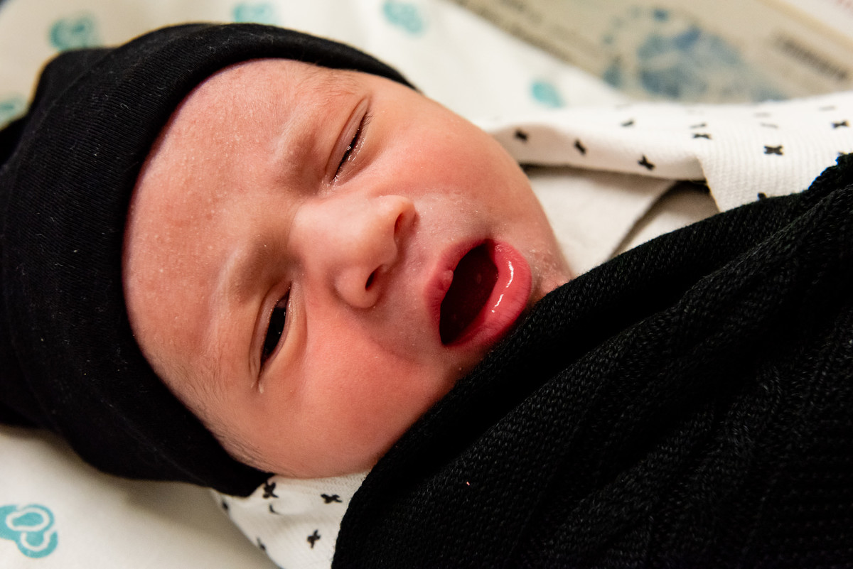 Após o nascimento, o bebê recebe os primeiros cuidados das enfermeiras no berçário. Parto realizado na Maternidade Perinatal da Barra da Tijuca, RJ. Imagens da fotógrafa de casamento e famílias Jaque Salles 