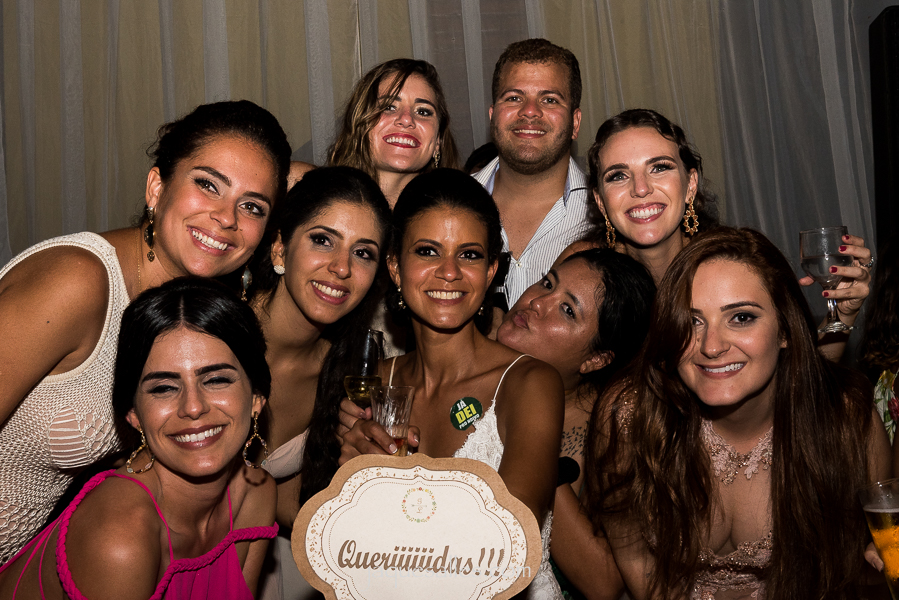 Queridas se juntam para foto em final de festa de casamento