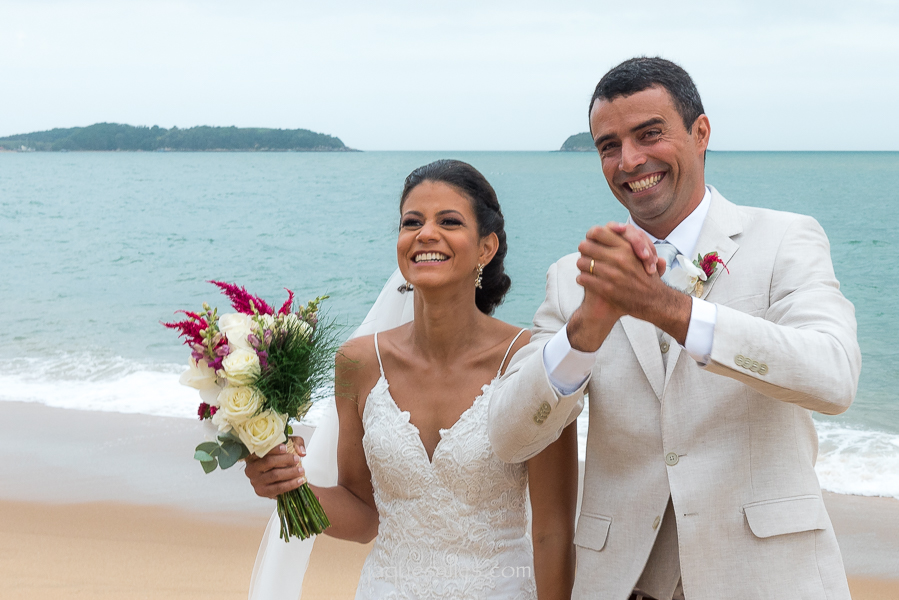 Noivos comemoram seu casamento com muito amor