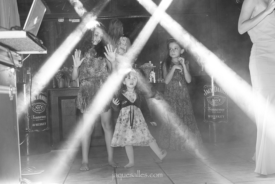 Crianças dançam música sertaneja em pista de dança de casamento