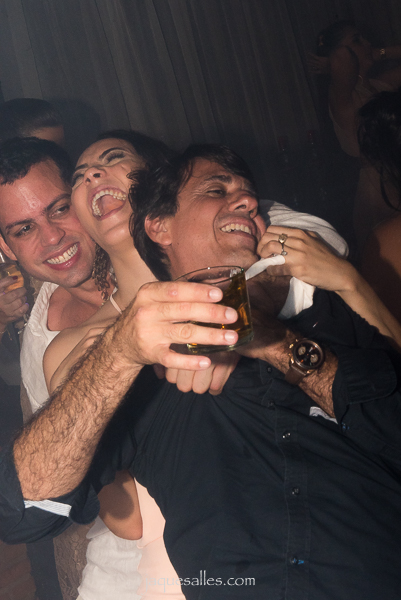 Todos se divertem em casamento na praia