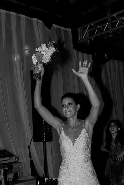 Noiva joga o buquê em sua festa de casamento