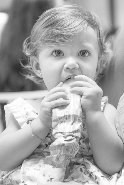 Maria Luiza chupando picolé