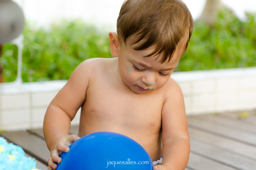 ensaio de um ano com bolo de aniversario