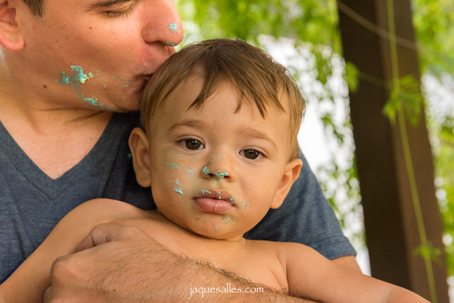 Bebê sujo de bolo de aniversário
