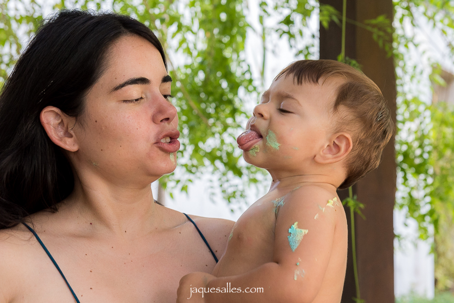 bebê que dá língua