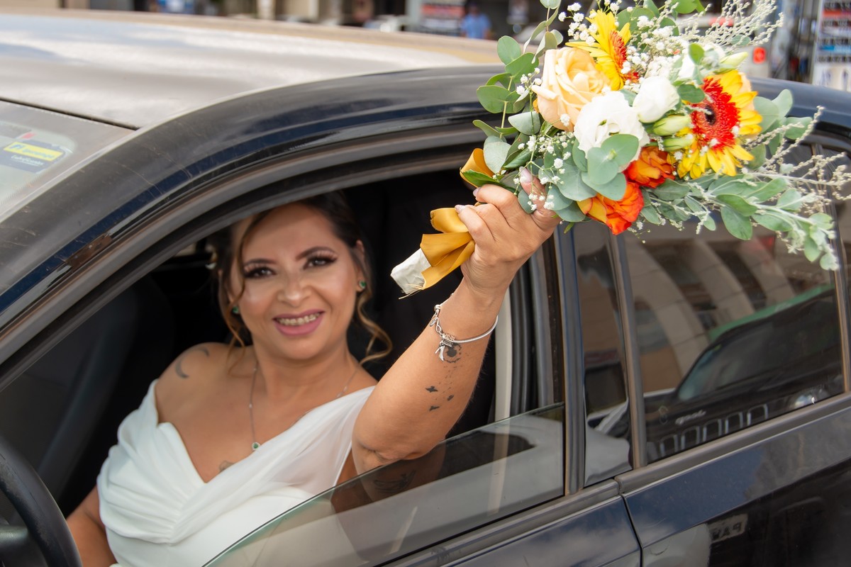 esta foto tirei da noiva ainda dentro do carro usando o seu buquê 