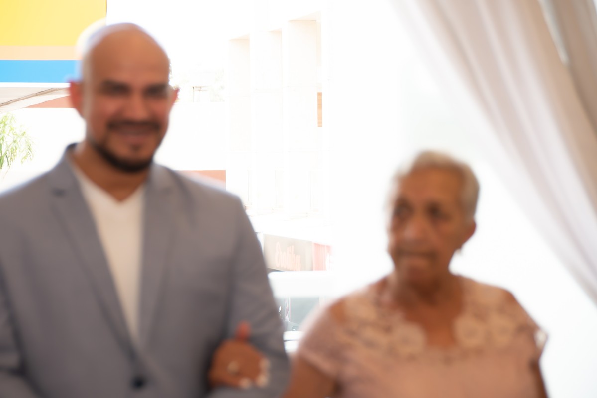 Entrada do noiva com a mãe 