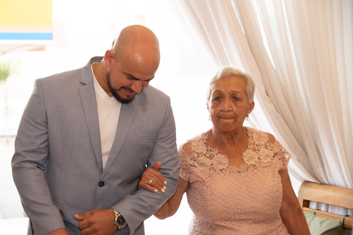 Entrada do noiva com a mãe 