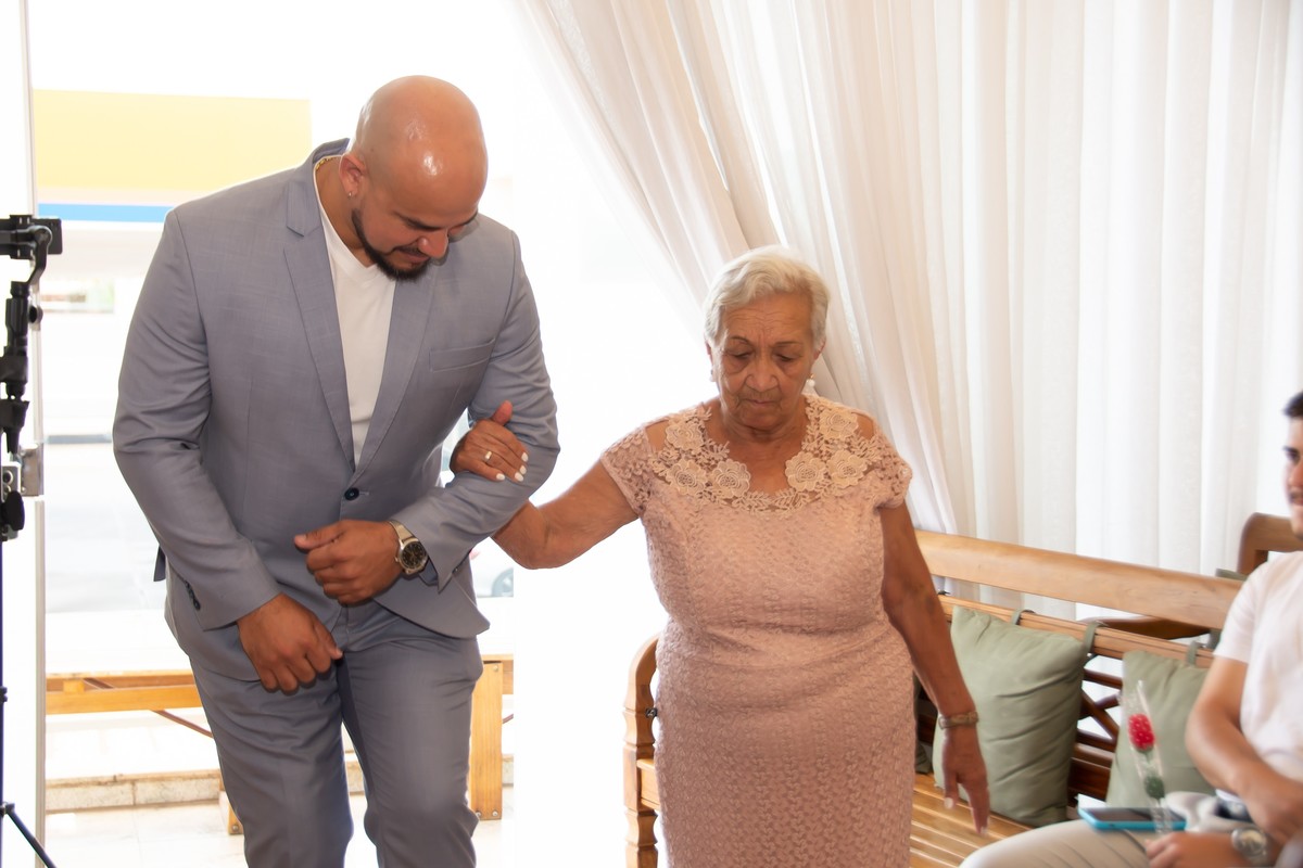 Entrada do noiva com a mãe na sala do Cartório Colorado